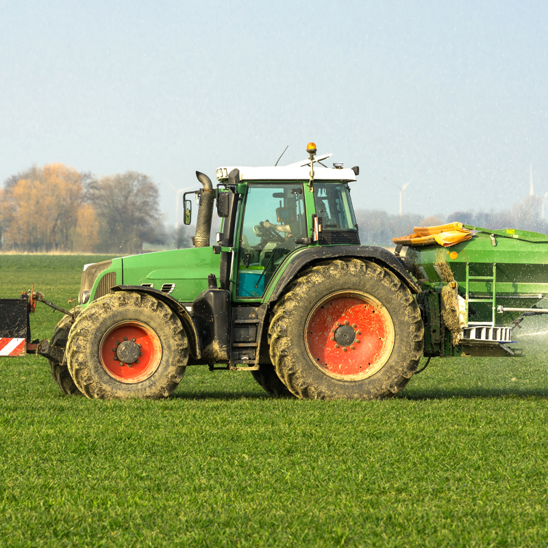 Ausbringung von Abwasser-Substrat auf einer landwirtschaftlichen Fläche.