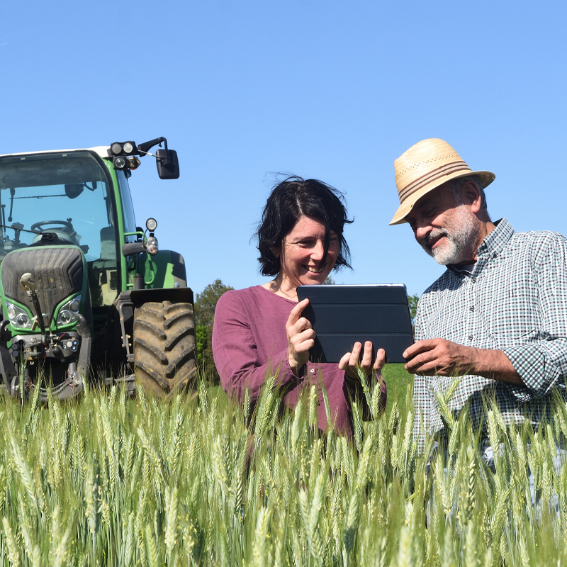 Beratungsgespräch zur landwirtschaftlichen Entwicklung und Betriebsoptimierung.