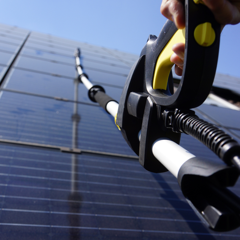 Reinigung einer Photovoltaikanlage mit professioneller Technik.