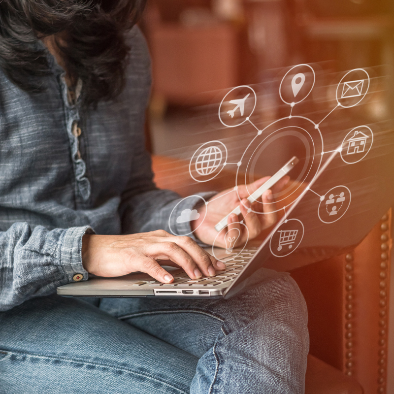 Professionelle Marketinglösungen Person arbeitet an einem digitalen Marketingprojekt.