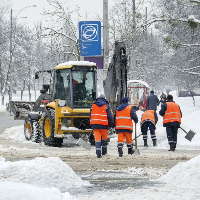Winterdienstfahrzeug des Maschinenrings Hunsrück bei der Räumung und Streuung von Verkehrsflächen.