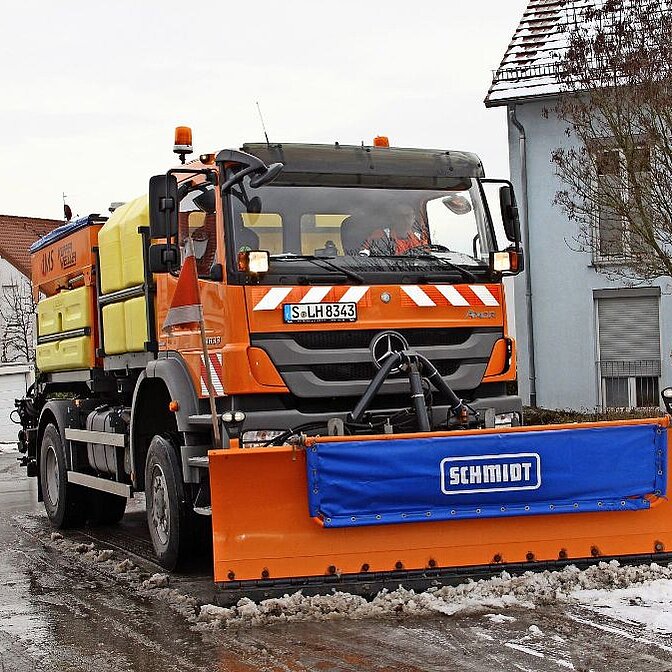Winterdienstfahrzeug des Maschinenrings Hunsrück im Einsatz.