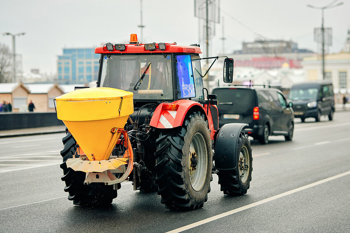 Zuerwerb im MR-Winterdienst Winterdienstfahrzeug im Einsatz als Zuerwerbsmöglichkeit für landwirtschaftliche Betriebe.