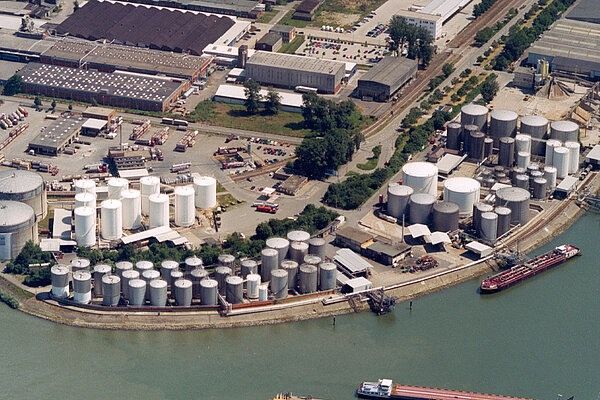 Luftaufnahme eines Tanklagers für Biodiesel.